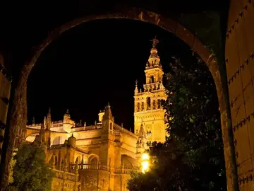  🌙✨ Discover Seville at night 🌙✨