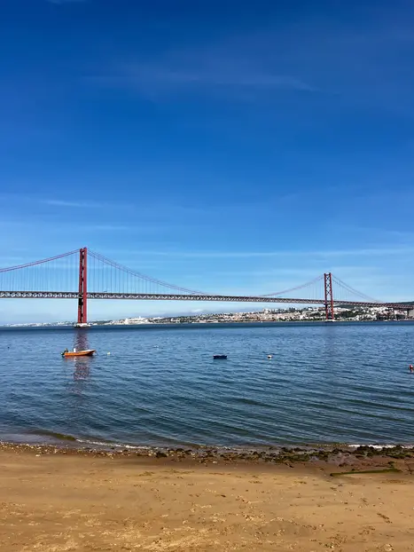 Die andere Seite. Cacilhas: Panoramablicke, verborgene Geschichte und Straßenkunst 