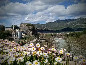 L'Anima di Përmet: Rose, Storia e Leggende di Pietra