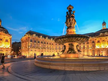 Descubre Burdeos: Explora la Ciudad y su Época Dorada a Pie