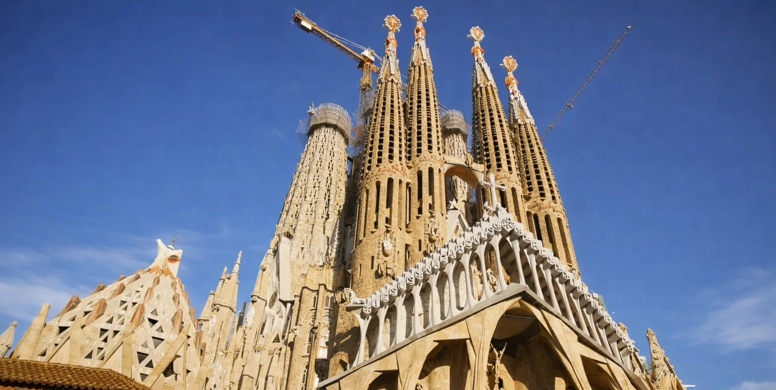 The Ultimate Gaudí Experience: Sagrada Familia and his famous Houses