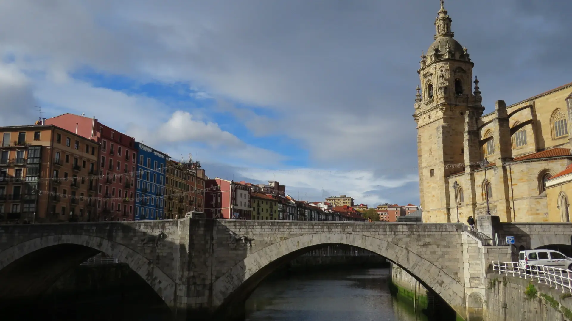 Bilbao: Vom Aufstieg zum Niedergang – Die Geschichte einer Stadt, die aus einer Tragödie erwuchs und zu einem Symbol der Stadtplanung wurde.