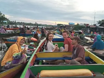 Visita el mercado flotante Lokbaintan Banjarmasin 