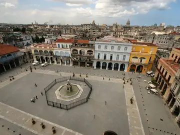 Free Tour through the squares in Havana