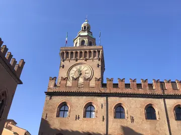 Alla scoperta di Piazza Maggiore: da Sala Borsa a Palazzo Comunale