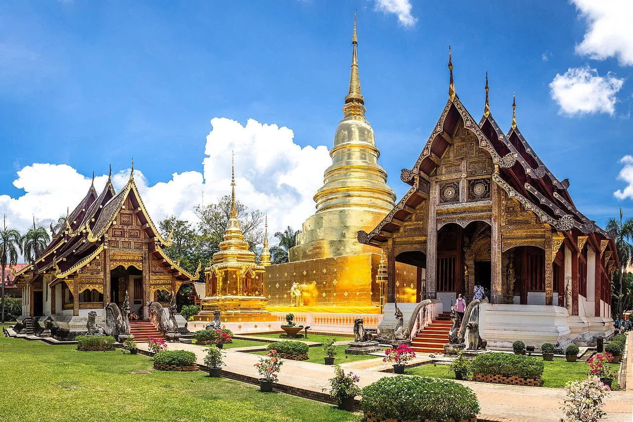 Tour mattutino a piedi a Chiang Mai: elemosina, passeggiata al tempio e conclusione in un bar