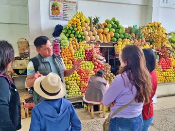 Lebensmittel und Kunsthandwerk auf den Märkten von Quito