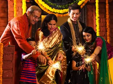 Celebra Diwali (Festival de las Luces) con los lugareños en Delhi.