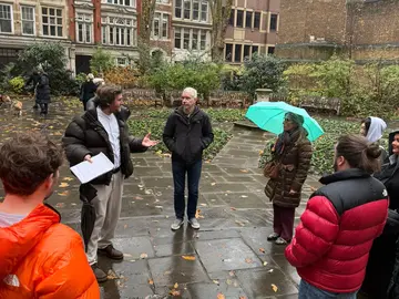 Fe, Niebla y Fuego: Un Recorrido a Pie de Invierno por la Ciudad de Londres