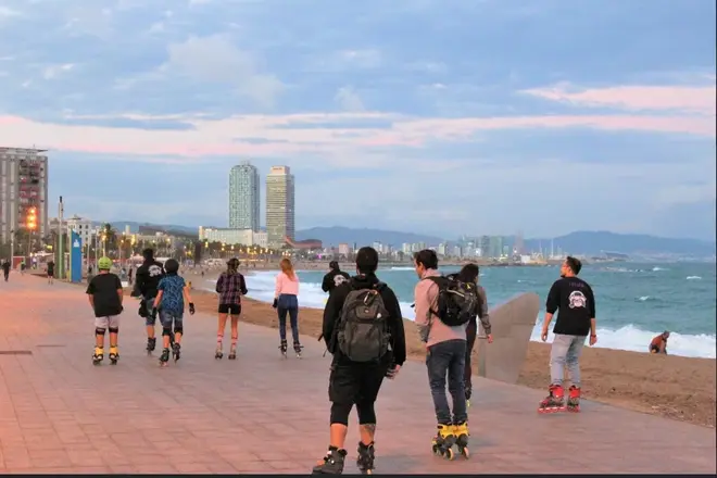 Historical and beach tour on skates 