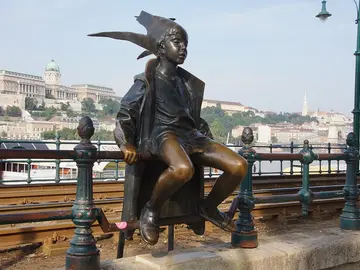 Der "Must-Do" Spaziergang in der Innenstadt mit Donaupanorama entlang die Promenade