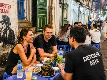 👩‍🍳 Passeggiata gastronomica di strada a Saigon e laboratorio pratico di preparazione di involtini primavera in una casa locale