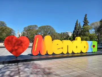 Mendoza in 5 chapters: The story told by its squares