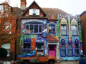 Chiswick, a free fun tour of a non-tourist area of London by a true local 