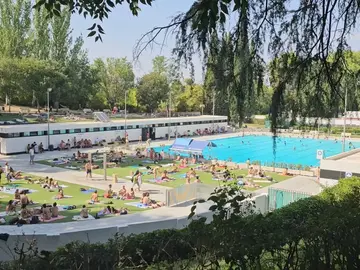🌞 Chill Half-Day Pool, Picnic & Park Escape in Madrid