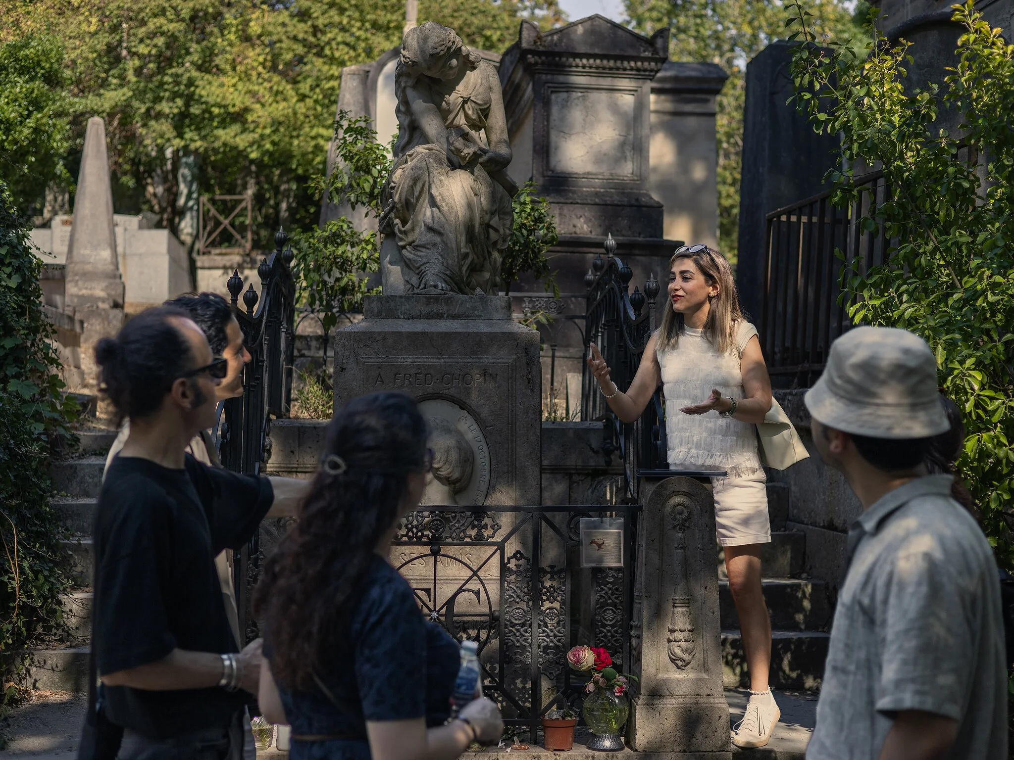 Paris: Pere Lachaise Cemetery Famous Graves and Ghosts Tour