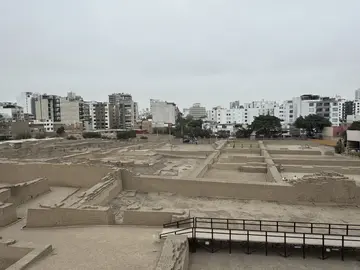 Walking Tour Miraflores and San Isidro: Pyramids of Lima (Huaca Pucllana) and Olivar Park