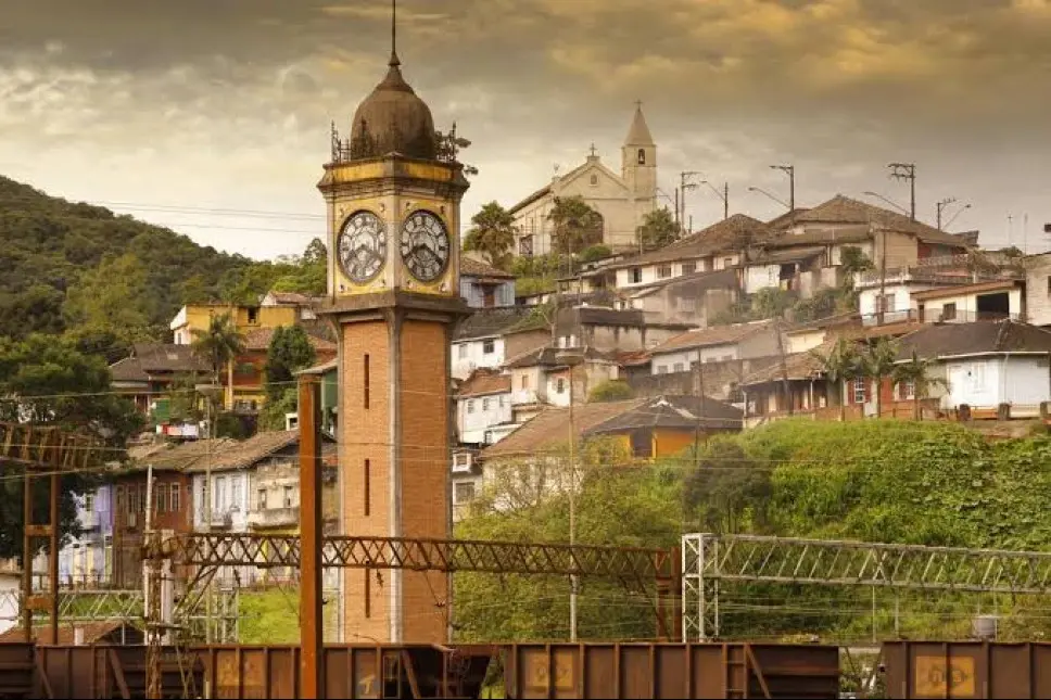 Explora la selva tropical de São Paulo: un viaje a través del tiempo en un pueblo británico perdido