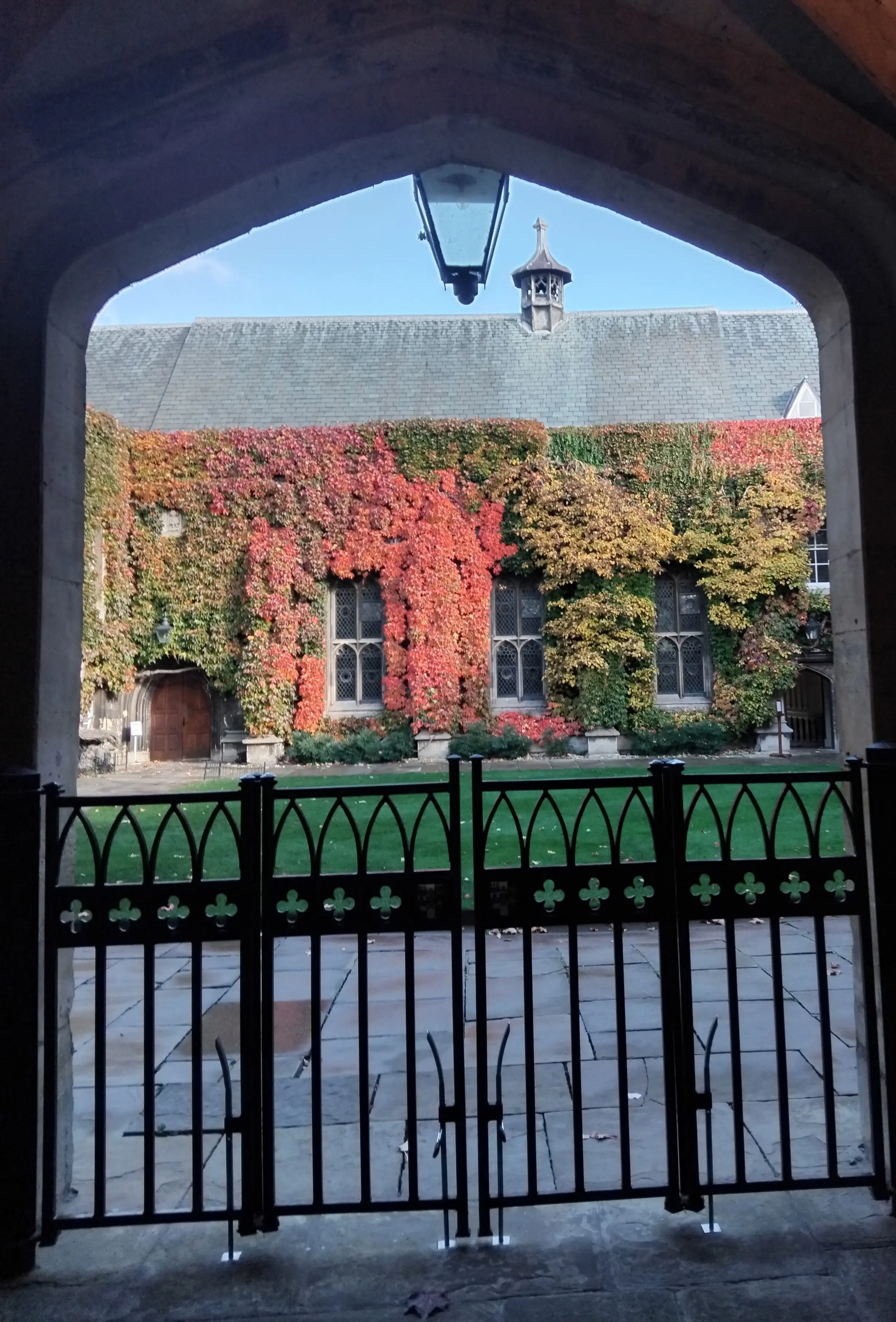 Memorabile tour di Oxford tra la "città" e l'"abito"