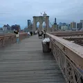 Ein Spaziergang über die Brooklyn Bridge von Manhattan nach DUMBO