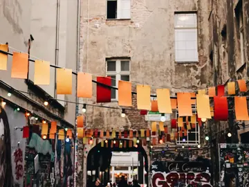 Alternative Free Tour: Poor but sexy Berlin!