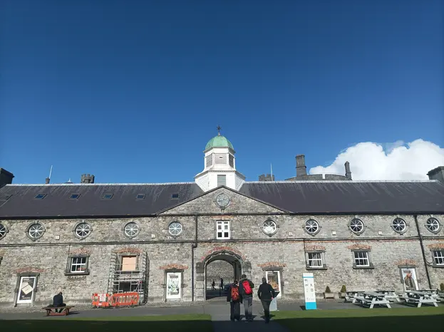 Visit the city of Kilkenny in Spanish