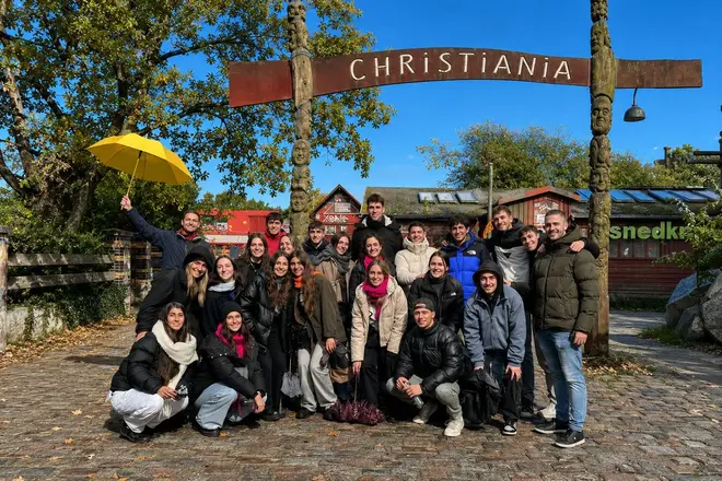 Free walking tour durch die farbenfrohen Häuser von Christiania, eine Reise durch die Gegensätze.