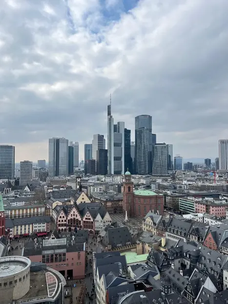 Frankfurt: Más allá de los rascacielos y las salchichas 🌭🏙️