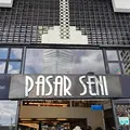 Mercato Centrale: Dalle Strade Storiche ai Ricordi Artigianali