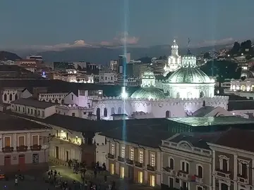 Quito by night: photos, stories and legends