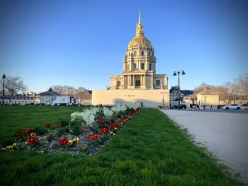 Auf Deutsch: Mit Geschichten und True Crime durch Paris (Montparnasse & Eiffelturm)