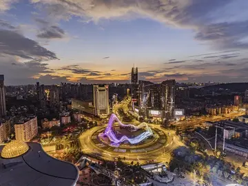 Breve exploración de la ciudad de Wuhan moderna y futurista