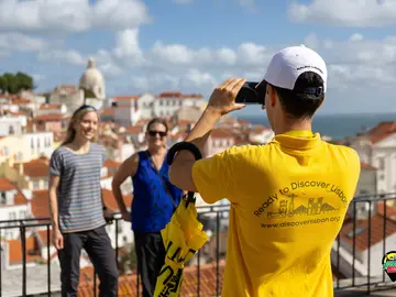 Kostenlose Stadtführung: Entdecken Sie das berühmte Alfama-Viertel mit Blick auf die Burg São Jorge.