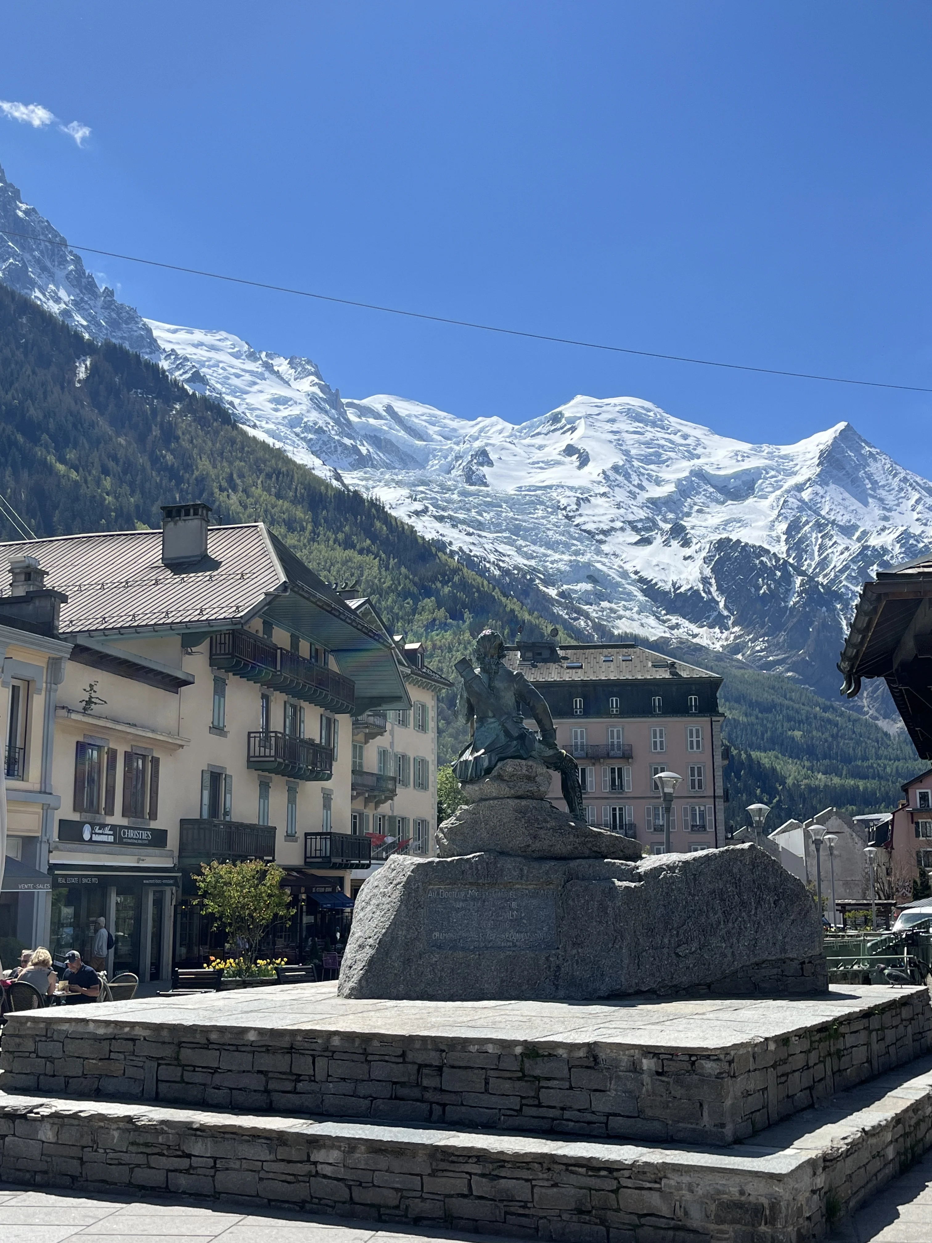 Scopri Chamonix: la sua cultura, gli aneddoti, le foto iconiche e un brindisi alpino