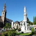 Bozen zwischen Italien und Österreich: historische Altstadt, giotteske Fresken und lokale Aromen.