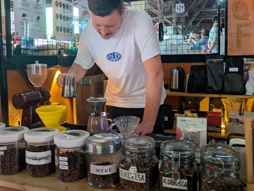 Brisa Matutina Alrededor del Palacio del Sultán de Yogyakarta: Sabores del Mercado Local, Experiencias de Elaboración de Café y Mitos Reales