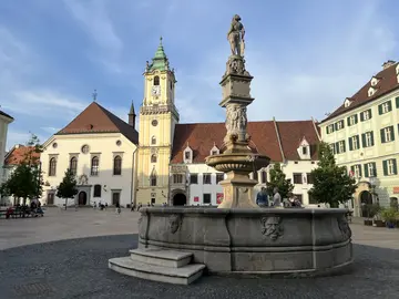 CITY AND CASTLE WITH LOCALS: The Story of Bratislava. 