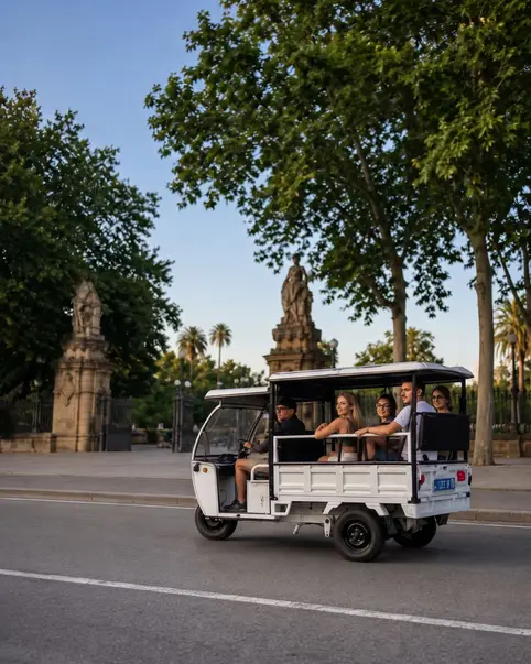 Tuk-Tuk Tour: Barcelona Seaside + Arc de Triumf 