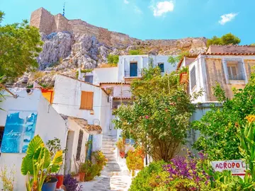 Balade entre mythes, histoire et trésors cachés avec baskets, sourires et assistant poilu