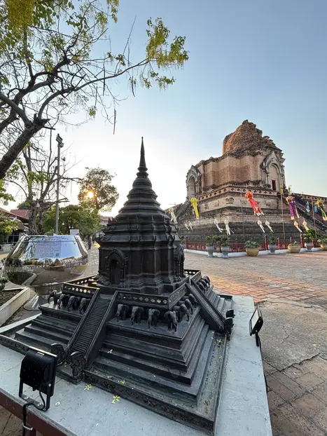 Chiang Mai First Time Experience: Temples, Culture & Local Street food Market