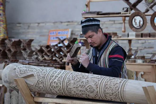 Masterclass di intaglio del legno nel cuore di Khiva