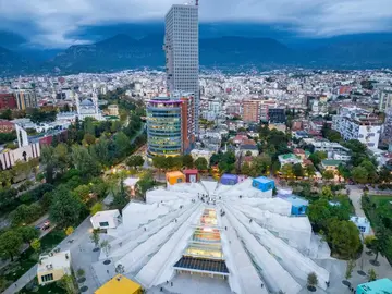 Bezaubernder Spaziergang durch Tirana durch Geschichte und lustige Geschichten