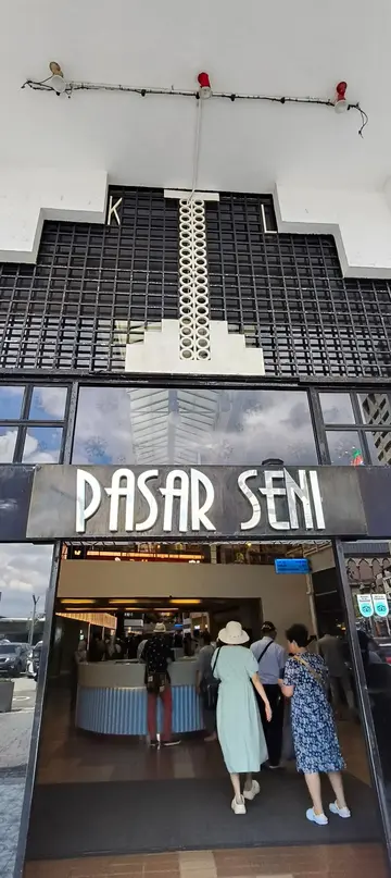 Mercado Central: De calles históricas a recuerdos artesanales