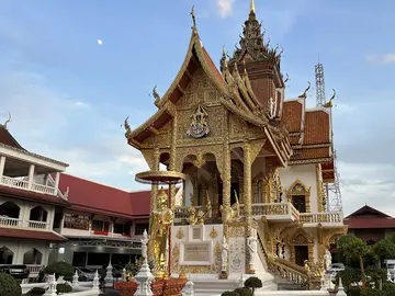 "Temple Hopper's Delight: una passeggiata nel cuore spirituale di Chiang Mai"