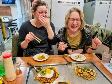 Recorrido gastronómico a pie por Okonomiyaki en Hiroshima con un especialista certificado en alimentación