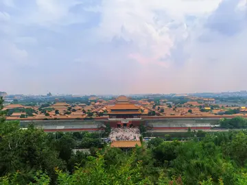 Jingshan Park: Overlook the Forbidden City and Beyond