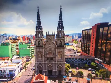 Entre Murales y Sabores: Quito Moderno a Pie