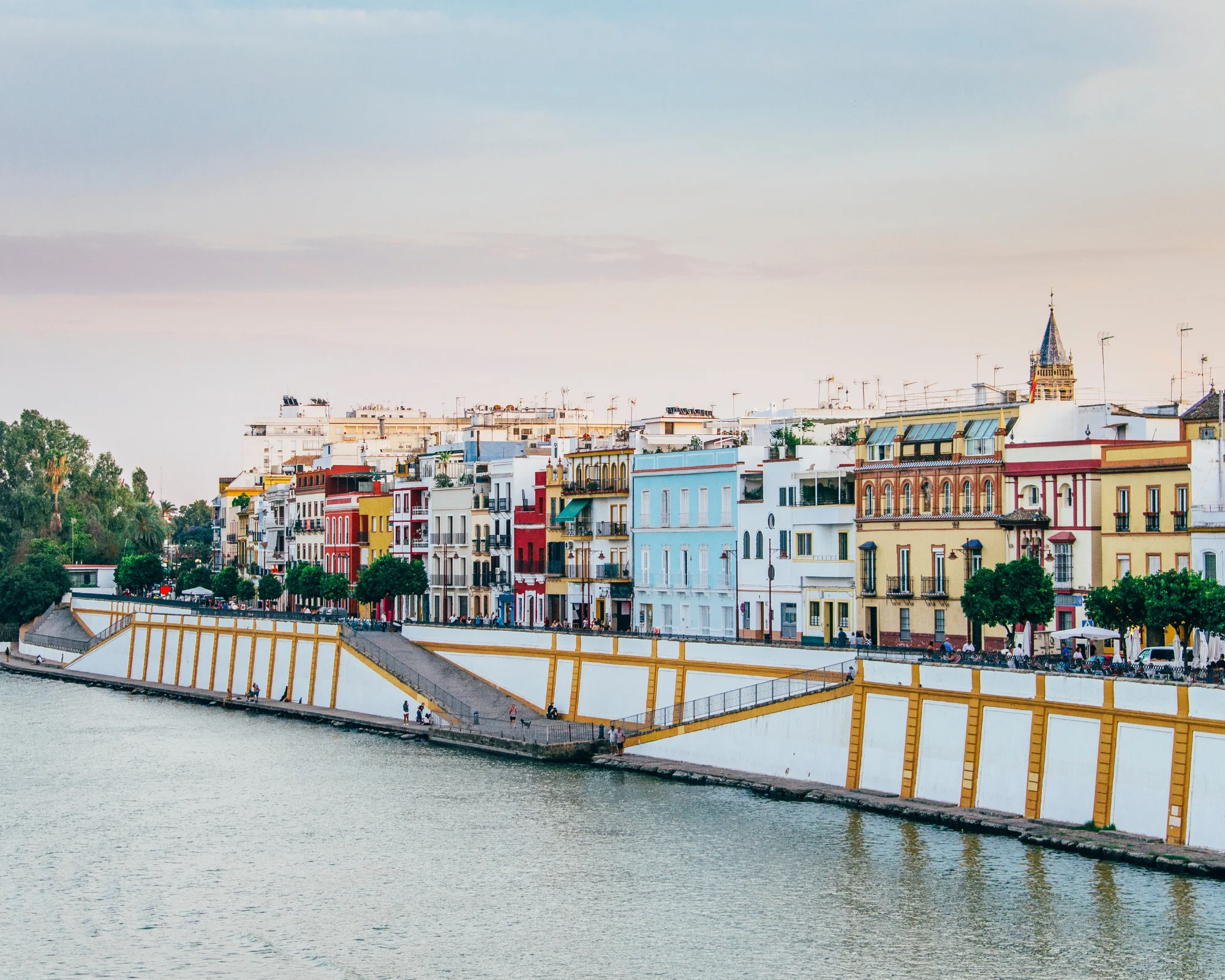 Tour through the Triana neighborhood: the most authentic soul of Seville 💃🔥