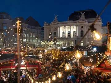 Zürich im Licht und im Dunkeln: Historische Straßen und funkelnde Ausblicke