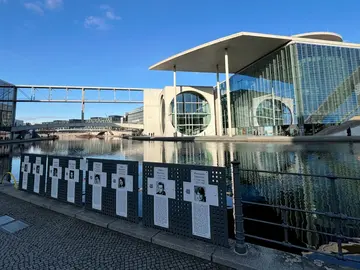 Berlin Sight Running Tour: Travel 800 years in 1 hour run.